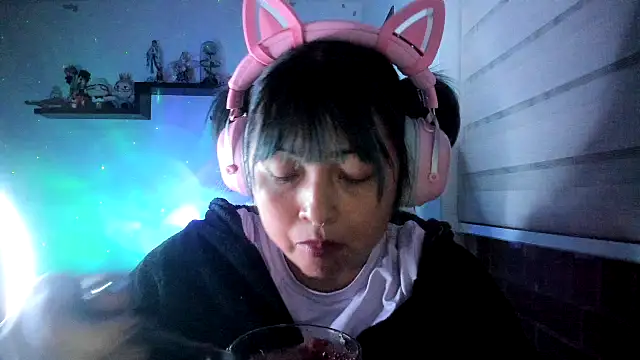 Snapshot of Shaddycute_ chatting on June 6, 2026, 1:44 am Shaddycute online show from June 6, 2026, 1:44 am