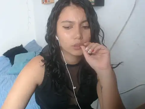 HannaKlein online show from December 17, 2025, 6:35 pm