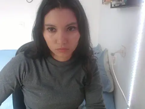 HannaKlein online show from September 12, 2025, 1:33 pm