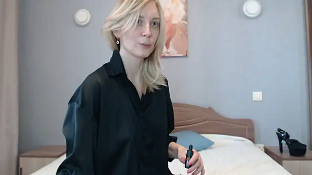 Snapshot of AvelinaLeoni chatting on March 2, 2025, 9:43 am AvelinaLeoni online show from March 2, 2025, 9:43 am