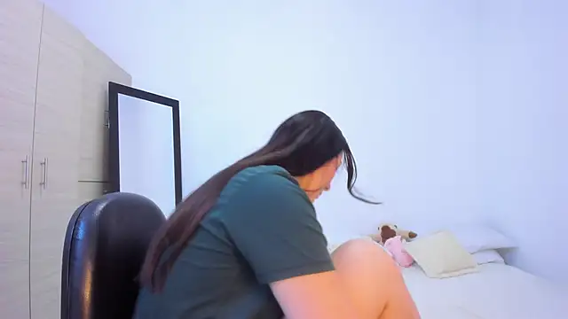 Elle Lee  online show from November 27, 2025, 3:34 pm