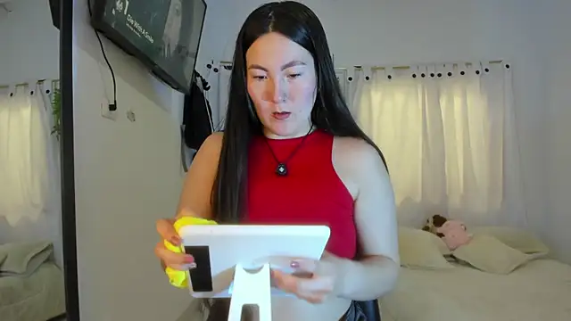 Elle Lee  online show from October 6, 2025, 3:46 pm