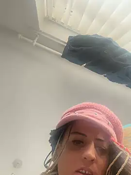 Haleytightlips1986 online show from April 17, 2026, 10:29 am