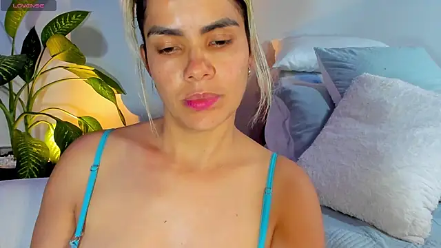 Snapshot of ClaraMariaMon chatting on February 25, 2025, 8:32 pm ClaraMariaMon online show from February 25, 2025, 8:32 pm