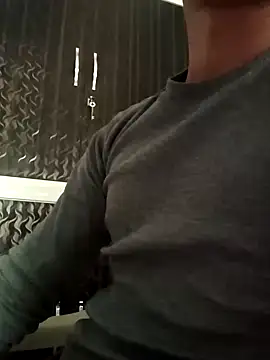 xyrus  online show from December 5, 2024, 7:32 am