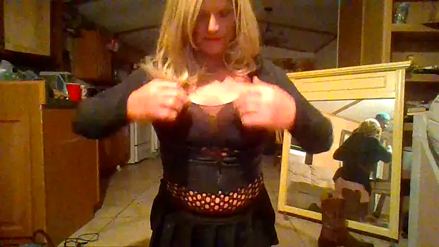 Snapshot of cumlovinsissy chatting on April 3, 2026, 7:26 am cumlovinsissy online show from April 3, 2026, 7:26 am