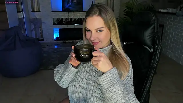 Snapshot of KittiLiza chatting on February 21, 2025, 10:26 pm KittiLiza online show from February 21, 2025, 10:26 pm