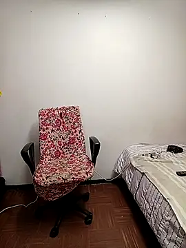 saralunabella online show from September 17, 2025, 9:17 pm