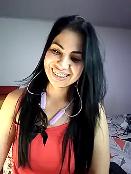 saralunabella online show from February 5, 2025, 3:52 pm