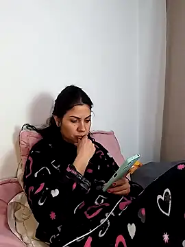 saralunabella online show from January 25, 2025, 4:56 am
