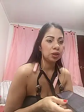 saralunabella online show from October 18, 2025, 8:33 pm