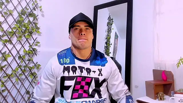 Snapshot of connorsmiith_26 chatting on January 28, 2025, 12:00 pm connorsmiith 26 online show from January 28, 2025, 12:00 pm