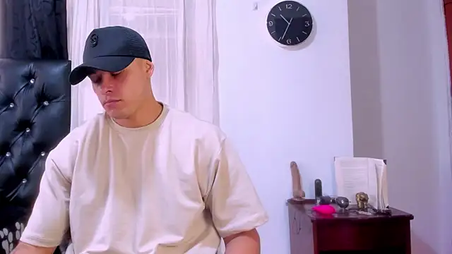 Snapshot of connorsmiith_26 chatting on December 24, 2024, 3:37 pm connorsmiith 26 online show from December 24, 2024, 3:37 pm