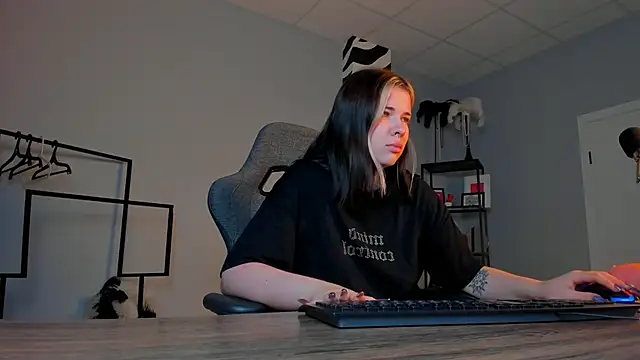 AliceSunday online show from November 25, 2025, 2:01 am