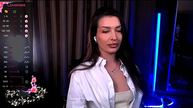Snapshot of Laura_Bess chatting on May 6, 2026, 8:13 pm Laura Bess online show from May 6, 2026, 8:13 pm
