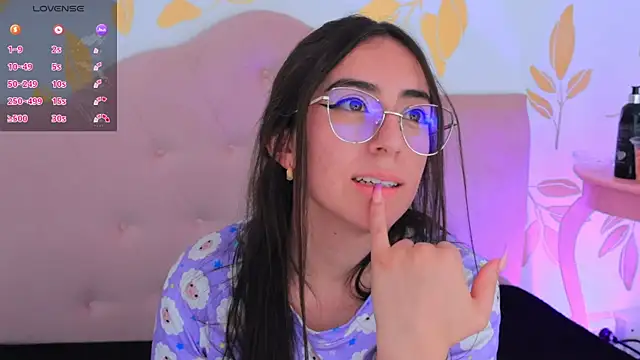 Snapshot of Sweet_Sammy_ chatting on March 8, 2025, 5:01 pm Sweet Sammy  online show from March 8, 2025, 5:01 pm