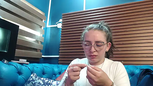  isaabellaa online show from February 17, 2025, 5:44 pm
