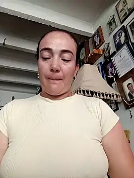skayhot  online show from February 5, 2025, 1:33 pm