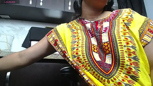 Snapshot of iniyalaboni chatting on October 4, 2025, 8:43 pm iniyalaboni online show from October 4, 2025, 8:43 pm