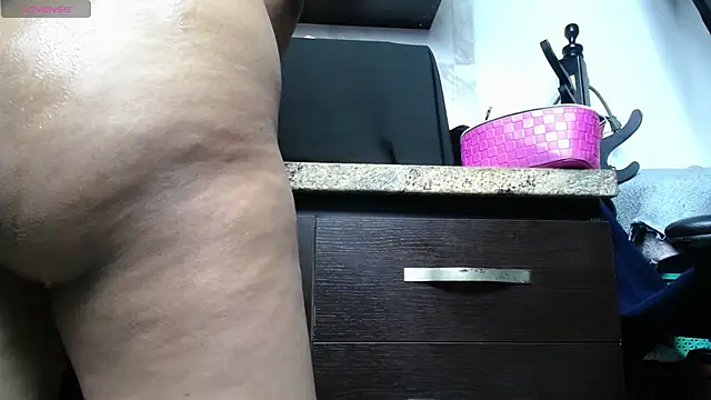 Snapshot of iniyalaboni chatting on October 10, 2025, 8:20 pm iniyalaboni online show from October 10, 2025, 8:20 pm