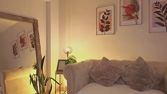 DahianaWalcott online show from April 8, 2026, 6:20 pm