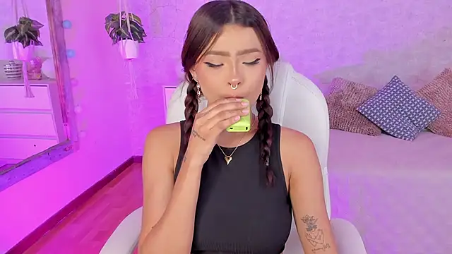 Snapshot of DahianaWalcott chatting on February 6, 2025, 2:44 am DahianaWalcott online show from February 6, 2025, 2:44 am