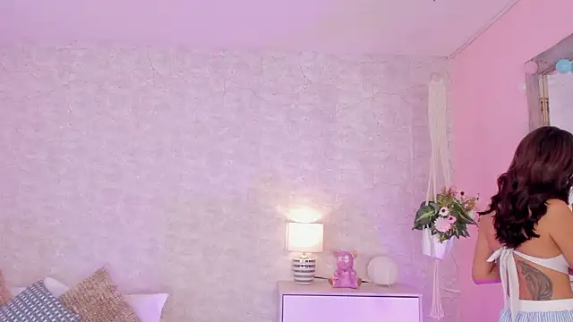 Snapshot of DahianaWalcott chatting on February 28, 2025, 1:05 am DahianaWalcott online show from February 28, 2025, 1:05 am