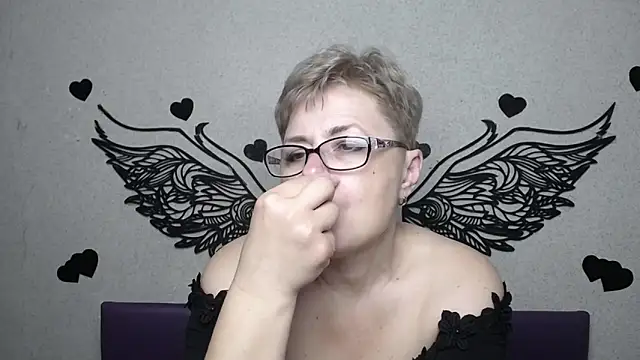 EmiliaGree online show from April 15, 2026, 8:09 pm