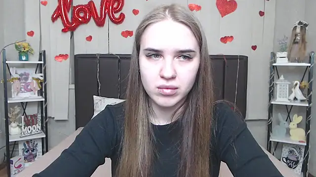 LauraHlot online show from April 8, 2026, 6:04 am