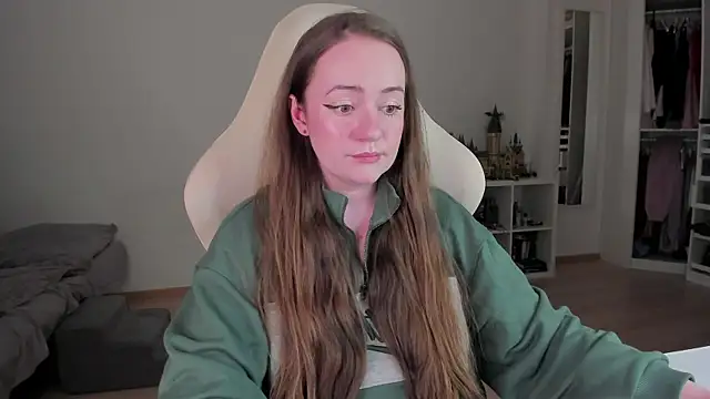 WalkingGirl online show from April 9, 2026, 10:27 pm