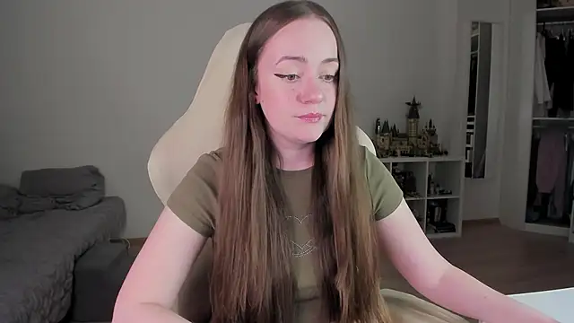 WalkingGirl online show from April 7, 2026, 6:10 pm