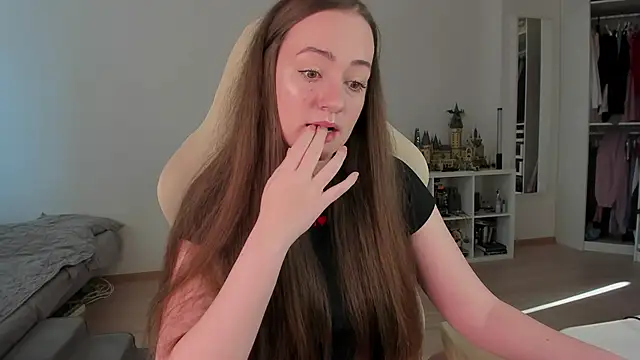 WalkingGirl online show from April 13, 2026, 1:59 pm