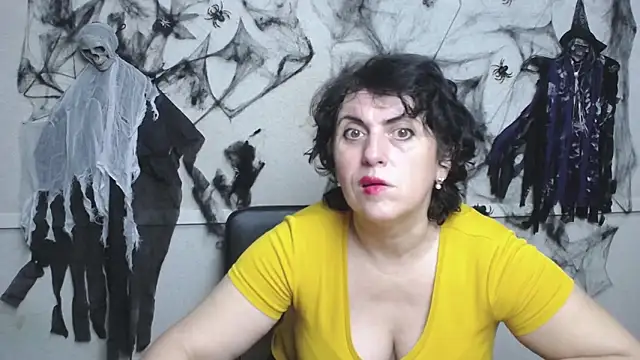 LuciaMii online show from November 6, 2025, 6:01 pm