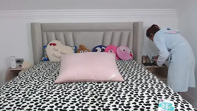 Snapshot of CatWoman0001 chatting on November 30, 2025, 10:32 pm CatWoman0001 online show from November 30, 2025, 10:32 pm