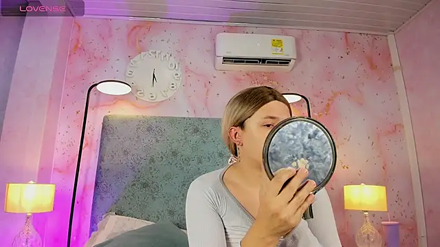 JESSI NAOMI online show from November 4, 2025, 11:08 pm