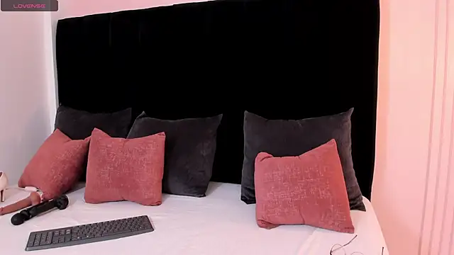 Snapshot of ariel_jonees chatting on October 6, 2025, 5:35 pm ariel jonees online show from October 6, 2025, 5:35 pm