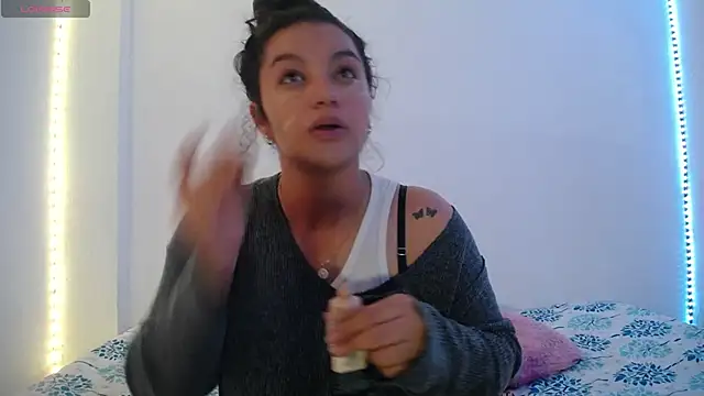 Laurenkenner  online show from February 18, 2025, 4:47 pm
