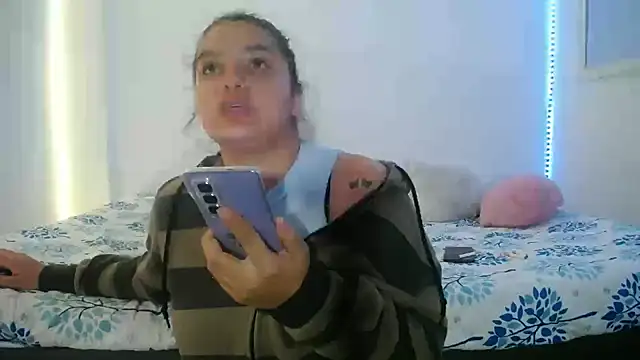 Laurenkenner  online show from February 13, 2025, 4:17 pm