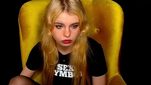 Snapshot of MisssLola chatting on November 3, 2025, 2:31 pm MisssLola online show from November 3, 2025, 2:31 pm