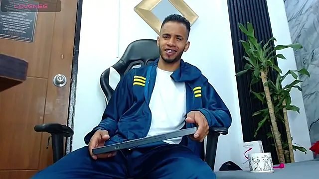 alex bigcock11 online show from February 13, 2025, 12:11 pm