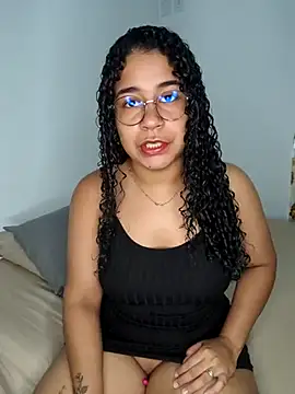 VitoriaFernandes online show from February 17, 2025, 1:44 pm