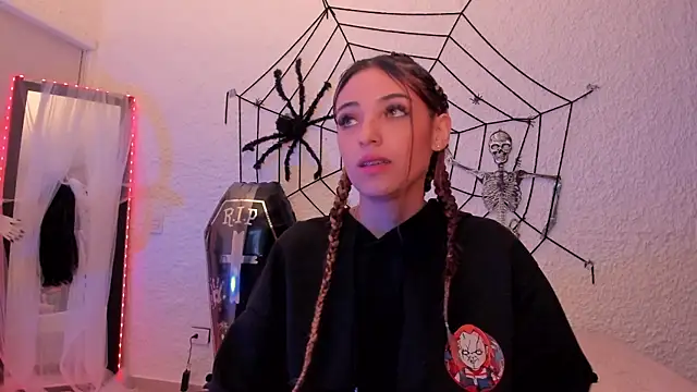 sofiarouge online show from October 23, 2025, 7:51 am