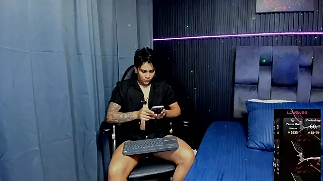 Snapshot of ZhoeStrong chatting on October 23, 2025, 10:52 pm ZhoeStrong online show from October 23, 2025, 10:52 pm