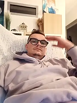 Snapshot of GLouglou19 chatting on October 2, 2025, 9:29 pm GLouglou19 online show from October 2, 2025, 9:29 pm