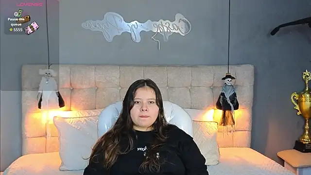 Snapshot of Laia_and_Aloby chatting on October 9, 2025, 10:21 pm Laia and Aloby online show from October 9, 2025, 10:21 pm