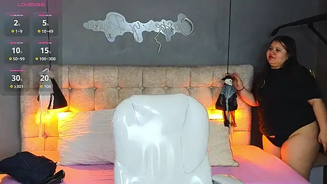 Snapshot of Laia_and_Aloby chatting on October 16, 2025, 10:18 pm Laia and Aloby online show from October 16, 2025, 10:18 pm