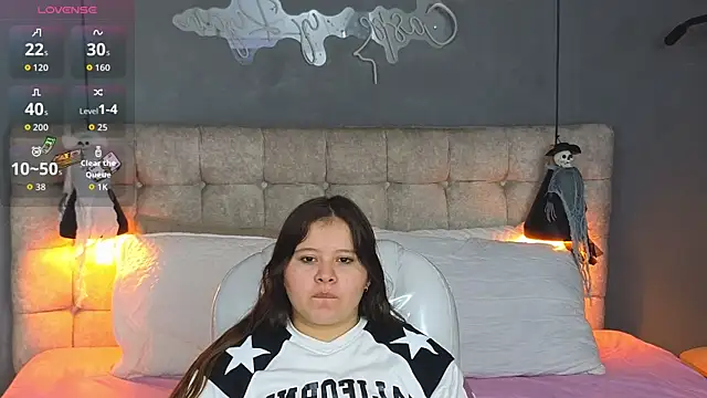 Snapshot of Laia_and_Aloby chatting on October 4, 2025, 10:22 pm Laia and Aloby online show from October 4, 2025, 10:22 pm