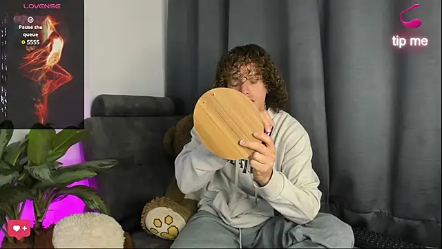 Snapshot of All3ssandr0 chatting on February 26, 2025, 5:24 am All3ssandr0 online show from February 26, 2025, 5:24 am