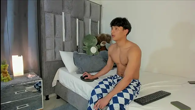 Snapshot of All3ssandr0 chatting on October 13, 2025, 10:54 pm All3ssandr0 online show from October 13, 2025, 10:54 pm