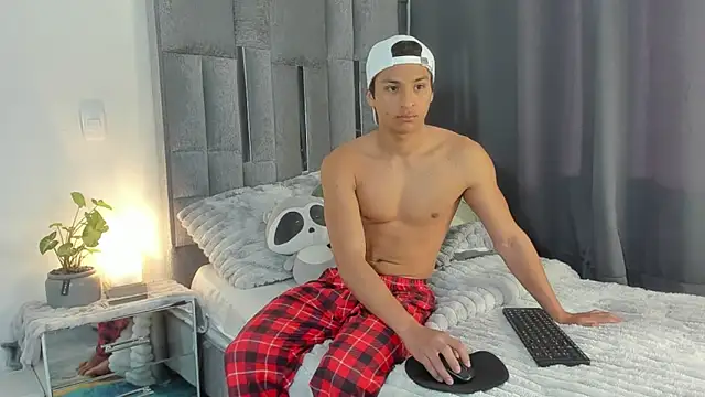 Snapshot of All3ssandr0 chatting on February 11, 2026, 1:00 pm All3ssandr0 online show from February 11, 2026, 1:00 pm